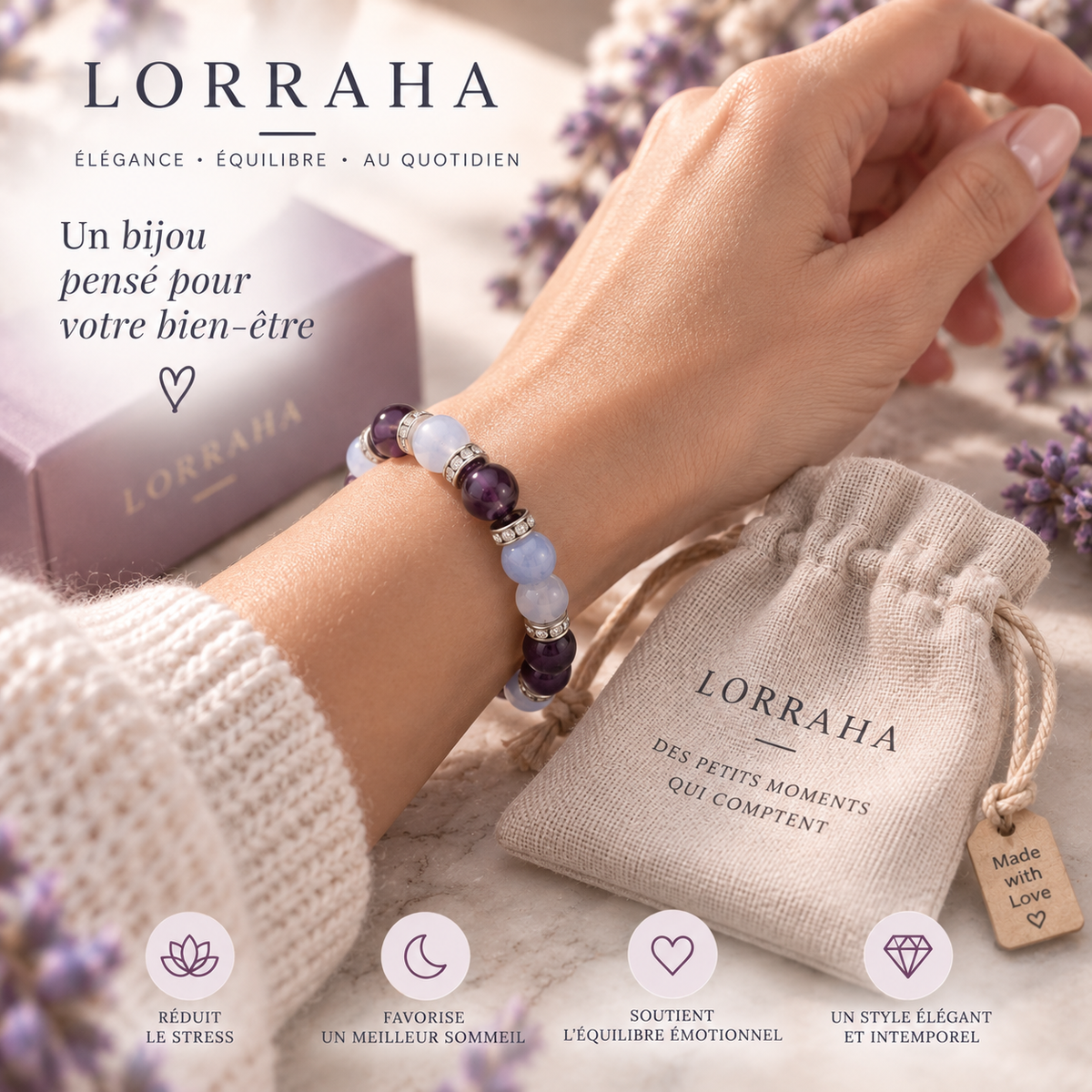 Bracelet LORRAHA porté au poignet, à côté de sa boîte et de sa pochette en tissu, avec des brins de lavande