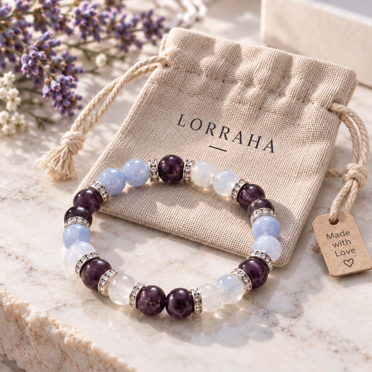 Bracelet LORRAHA posé sur sa pochette en tissu, devant sa boîte